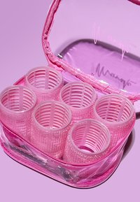 Rizadores de cabello rosa almacenados en un estuche transparente rosa con cremallera. Contiene seis rizadores texturizados y clips de metal en su interior.
