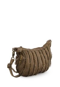Bruine leren schoudertas met ribbelontwerp, voorzien van decoratieve stiksels en metalen accenten. Ritssluiting en verstelbare schouderband.