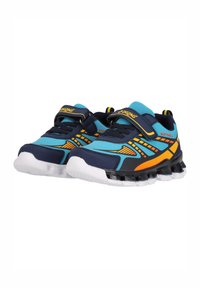 Blaue und marineblaue Sportschuhe mit gelben und orangefarbenen Akzenten, Meshstoff, einem Klettverschluss und einer strukturierten Gummisohle mit sichtbarer Luftpolsterung.