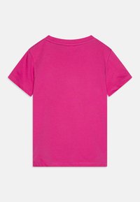 T-shirt a maniche corte in cotone rosa brillante, con colletto tondo e una texture liscia, con orli cuciti e senza motivi visibili.