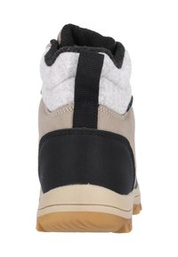 Scarpe mid-top marroni e nere con un design testurizzato, colletto in lana e suola in gomma. Presenta un'etichetta sul retro per una facile calzata.