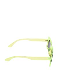 Grüne, durchsichtige Sonnenbrille mit geometrischem Rahmen, schlanken Bügeln und dunklen Gläsern; enthält Scharnierbeschläge und eine glänzende Oberfläche.