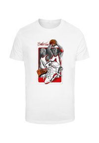 Hvid bomulds t-shirt med et grafisk tryk af to basketballspillere og en sneaker i rød og sort detalje, med teksten "Ballin' Hard".