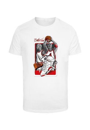 Biely bavlnený tričko s grafickou potlačou dvoch basketbalistov a tenisky v červených a čiernych akcentoch, s textom "Ballin’ Hard".