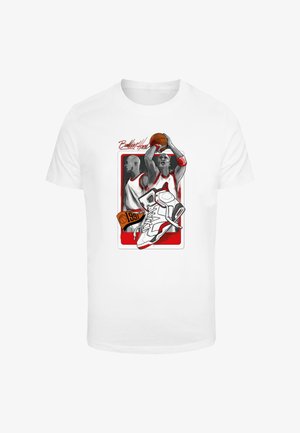Baltas medvilninis marškinėlis, puikuojantis grafiniu atvaizdu su dviem krepšininkais ir sportbačiu raudonais ir juodais akcentais, su užrašu „Ballin’ Hard“.