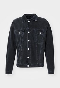 Zwarte denim jacket met een kraag, knoopsluiting aan de voorkant, twee borstzakken en lange mouwen. Voorzien van witte drukknoopjes en stiksel details.