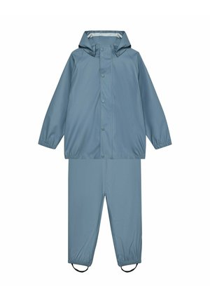 Tuta impermeabile blu a due pezzi con giacca con cappuccio e polsini elastici su maniche e pantaloni con cinturini per i piedi.