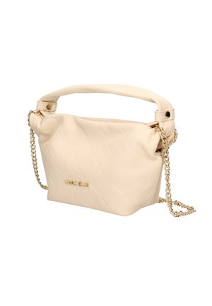 Sac à main en cuir souple couleur crème avec bandoulière chaîne dorée et poignée courte rembourrée, avec logo doré "Marc Ellis" sur le devant.