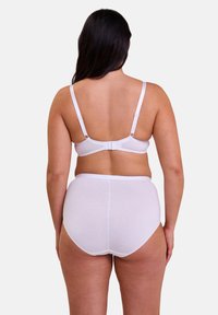 Ensemble soutien-gorge en coton blanc et culotte taille haute. Le soutien-gorge présente des bretelles ajustables et une fermeture à crochet, avec un tissu lisse et sans couture.