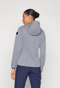 Felpa con cappuccio in pile con motivo geometrico blu navy e bianco, caratterizzata da un design fitted, cappuccio regolabile e tessuto testurizzato con polsini a costine.