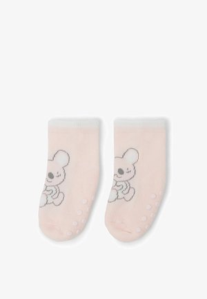 Calzini di cotone rosa con un design di orsetto in grigio. Presentano puntini di gomma antiscivolo sul fondo e una texture morbida e liscia.