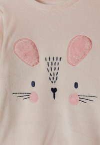 Ljusrosa T-shirt med en musansiktsdesign, broderade rosa öron, svarta skäggstrån och en hjärtformad näsa.