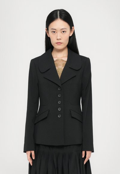Zwarte blazer met een geknipt kraag, voorkeurszakken en zes knopen. Glad stof; gestructureerd ontwerp; aansluitende silhoutte.