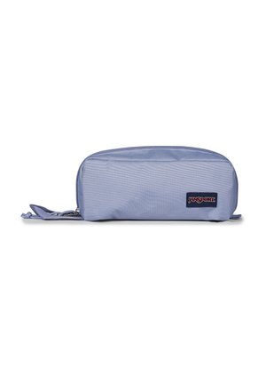 Lyseblåt rektangulært penalhus med lynlås og Jansport-logo-patch foran, hvilende på en hvid overflade.