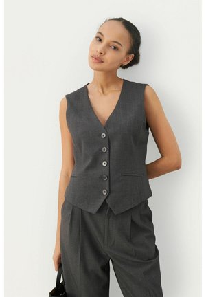 Gilet grigio senza maniche con scollatura a V, cinque bottoni grigi e due tasche laterali. Realizzato in tessuto testurizzato, abbinato a pantaloni coordinati.