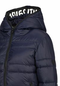 Navyblauwe pufferjack met een rits aan de voorkant, een capuchon en een verhoogd stikselontwerp. Voorzien van een logopatch op de linkermouw. Glad textuur.