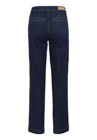 Jeans de mezclilla azul oscuro con un diseño de pierna recta, que cuentan con bolsillos traseros y una etiqueta marrón en la cintura. Costuras visibles que añaden un toque de estilo.