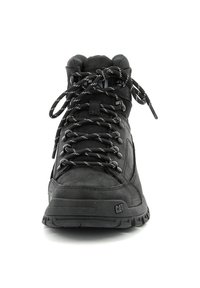 Botas de senderismo negras con parte superior de cuero texturizado, puntera reforzada y suela de goma. Presenta cordones con un patrón en blanco y negro y un cuello acolchado.