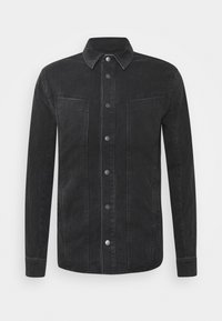 Svart denimjacka med spetsig krage, knappstängning framtill, två bröstfickor och sidofickor med synliga sömmar och detaljer.