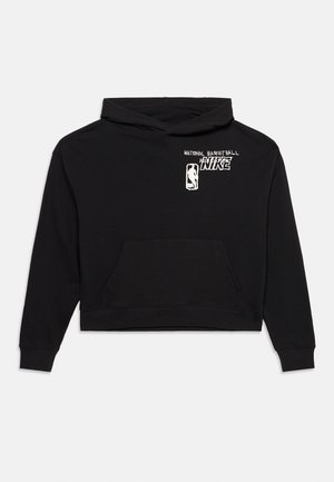 Schwarzer, kurz geschnittener Hoodie mit Fronttasche, NBA- und Nike-Logos in Weiß auf der Brust, langen Ärmeln und einer Kapuze.