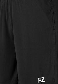 Mustat urheilushortsit, joissa on sivusauman yksityiskohtia ja valkoinen "FZ"-logo oikean lahkeen alareunassa.