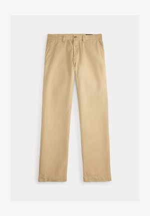 Smėlio spalvos tiesios kelnės su diržo kilpelėmis, priekyje susegamos mygtuku ir užtrauktuku, šoninės kišenės ant vientisos balto fono.