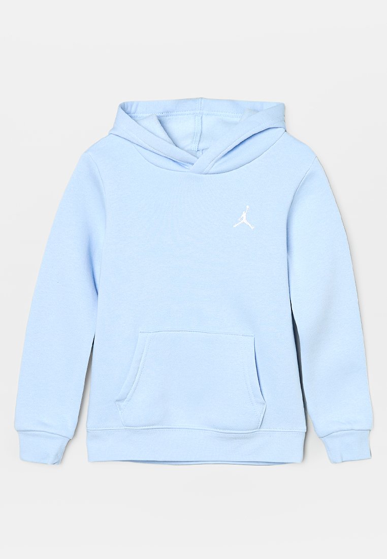 Sweatshirt à capuche bleu clair en tissu doux, avec une poche avant et un petit logo Air Jordan blanc sur la poitrine.