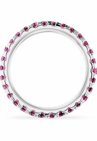 Bague en argent ornée de petits pierres précieuses roses uniformément espacées autour du bord extérieur, présentée sur un fond blanc.