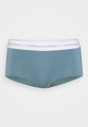 Weiche blaue Damen-Hipster-Unterwäsche mit einem weißen elastischen Bund, der den Schriftzug "Copenhagen Studios" in hellgrau trägt.