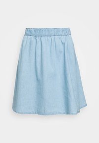 Falda de mezclilla azul claro con cinturilla elástica, de longitud hasta la rodilla, en forma de A, con una textura suave y un diseño sencillo.