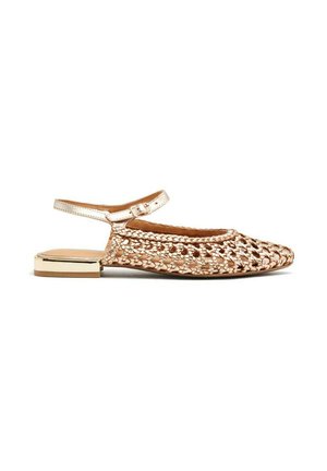 Scarpe basse intrecciate in rosa oro metallizzato, dotate di una cinturino alla caviglia regolabile e di un tacco basso a blocco con una finitura liscia e lucida.