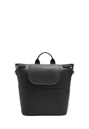 Czarny plecak z eko-skóry z elementami w złotym kolorze, zaokrągloną klapką, centralnym uchwytem i przednią kieszenią. Gładka faktura o strukturalnym kształcie.