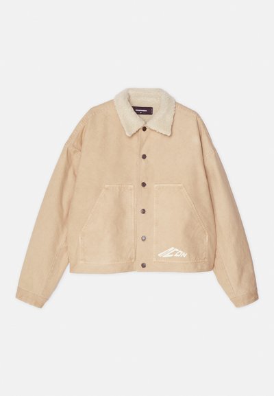 Beige lühike jakk karusnahkse kraega, esipaneelil nööbid, kaks suurt taskut ja valge brändingu detail alumisel vasakul küljel.