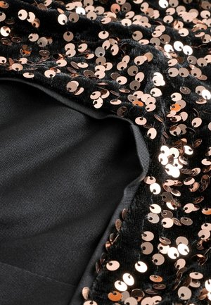 Schwarzer Stoff mit glitzernden roségoldenen Pailletten, der eine strukturierte Oberfläche zeigt; enthält eine glatte Innenauskleidung, die sich vom sequinierten Außenmaterial abhebt.