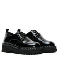 Chaussures noires en cuir verni avec bout rond, lacets et semelle en caoutchouc texturé épaisse présentant un détail en bord tordu.