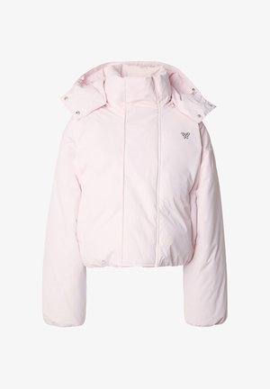 Jasnoróżowa pikowana kurtka z wysokim kołnierzem, odpinanym kapturem, bocznymi kieszeniami i małym logo motyla na piersi.
