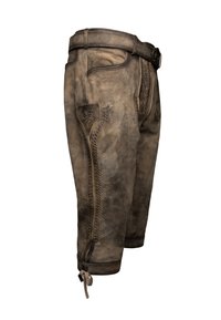 Pantalones cortos de cuero marrón con intrincados patrones de costura, bolsillos delanteros plisados y correas decorativas en los puños. Superficie texturizada, diseño robusto.