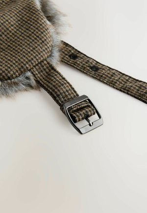 Brun houndstooth-mønstret rem med grå pels-for og en sort metalspænde. Flad tekstur med to justerbare længder.