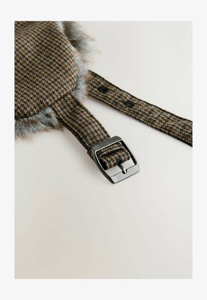 Pruun houndstooth mustriga rihm halli karvase voodriga ja musta metallist klambriga. Lamedat tekstuuri, millel on kaks reguleeritavat pikkust.