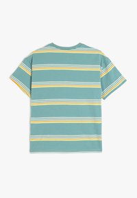 Camiseta de manga corta en color verde azulado, con rayas horizontales en blanco, amarillo y naranja. Material de algodón suave con un ajuste relajado.