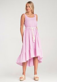 Gestreiftes Midi-Kleid in Pink und Weiß mit einem ausgestellten Saum, tailliertem Bund mit einem gebundenen Gürtel und Schulterträgern, kombiniert mit Keilsandaletten.