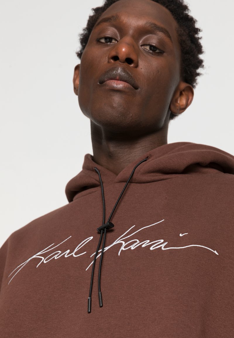 Herren Kapuzenpullover | Karl Kani AUTOGRAPH HOODIE UNISEX Kapuzenpullover brown/braun - PH17500 Herren Kapuzenpullover | Karl Kani AUTOGRAPH HOODIE UNISEX Kapuzenpullover brown/braun - PH17500