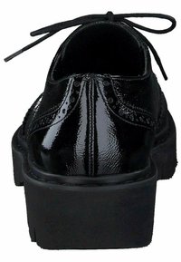 Scarpe in pelle verniciata nera con punta arrotondata, cuciture visibili e una suola spessa e testurizzata. Presentano una chiusura con lacci e perforazioni decorative.