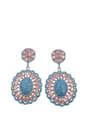 Orecchini a goccia blu e rosa con design ovale, dotati di una pietra blu centrale circondata da dettagli a goccia rosa e finiture in argento.