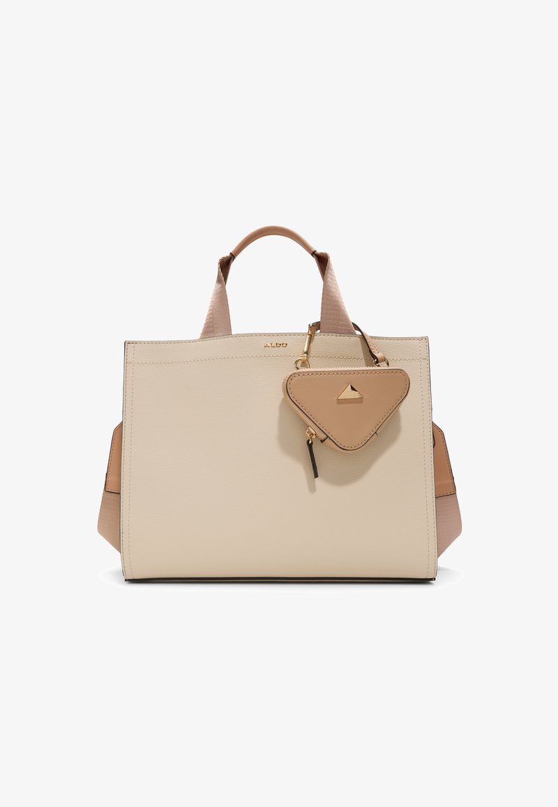 Beige faux læder tote taske med glat tekstur, geometrisk design, dobbelte top håndtag og et aftageligt trekantet vedhæng. Guld hardware detaljer.