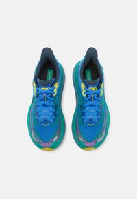 HOKA STINSON 7 - Běžecké boty do terénu - virtual blue/tech green