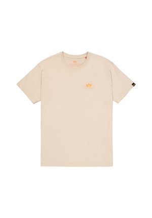 T-shirt in cotone beige con maniche corte, scollo rotondo, piccolo logo arancione sul petto sinistro e un'etichetta nera sulla manica destra.
