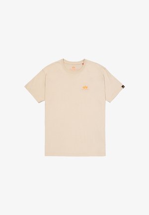 T-shirt in cotone beige con maniche corte, scollo rotondo, piccolo logo arancione sul petto sinistro e un'etichetta nera sulla manica destra.