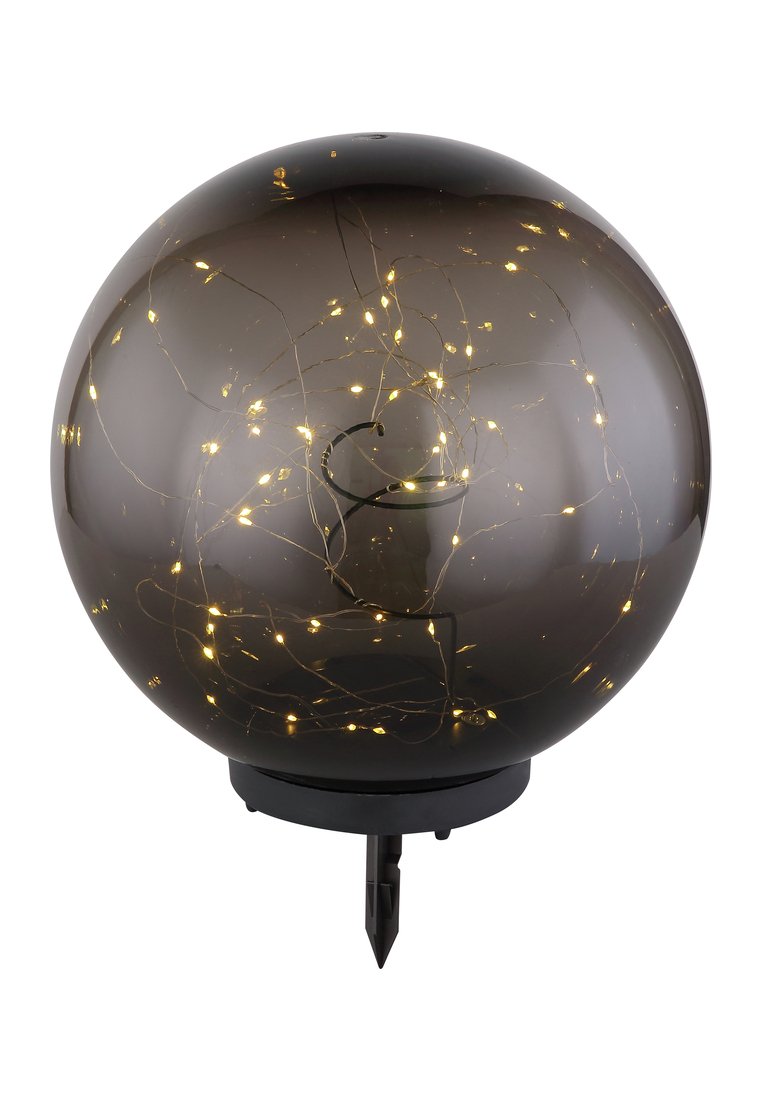 Dekoracyjna kula świetlna z ciemnym szklanym wykończeniem, z wbudowanymi światełkami w kształcie wróżek, okrągła forma i czarna podstawa z kołkiem do umiejscowienia w ziemi.