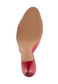 Escarpin rouge à talon haut avec une finition en vernis lisse et une semelle texturée. Il présente un talon effilé et un dessus contourné avec des détails de couture.